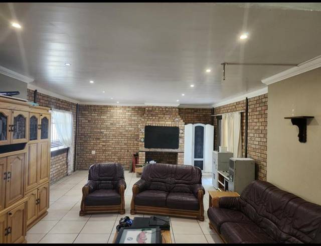 4 BEDROOM HOUSE FOR SALE IN MEYERHOF